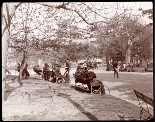 Mensen op parkbanken in Union Square, New York, 1898